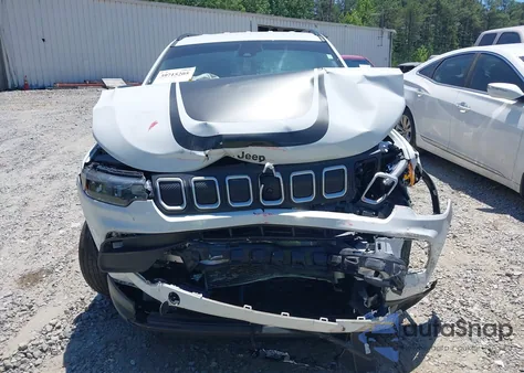 2022 Jeep Compass Latitude 4X4 z USA, uszkodzony, nr VIN 3C4NJDBB5NT143853